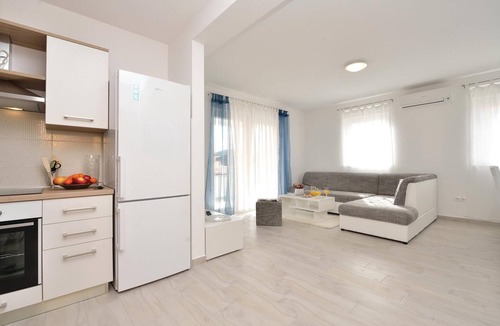 Vrsi Apartment | Lovely apartment in Vrsi-Mulo with WiFi