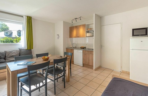 Saumur House | Lovely apartment in villa for 5 guests with pool, internet, TV, terrace and pets allowed