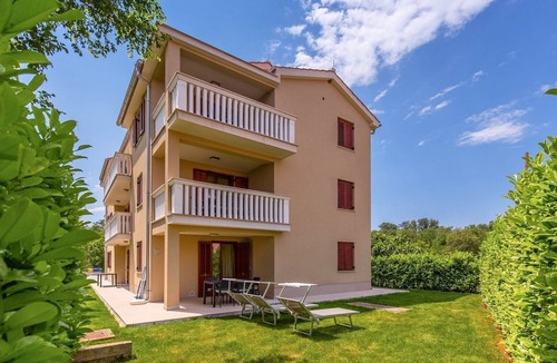 Vantacici Apartment | Lovely apartment Mike 2 with terrace surrounded by greenery