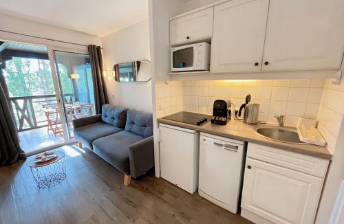 Deauville Apartment | Lovely Apartment with Balcony - Golf course view - Free Parking and Heated Pool
