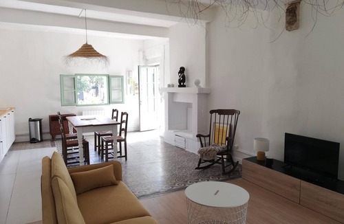 Sommieres Apartment | Lovely apartment with view, garden and terrace
