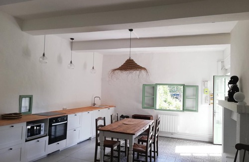 Sommieres Apartment | Lovely apartment with view, garden and terrace