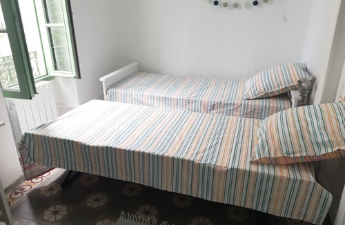 Sommieres Apartment | Lovely apartment with view, garden and terrace