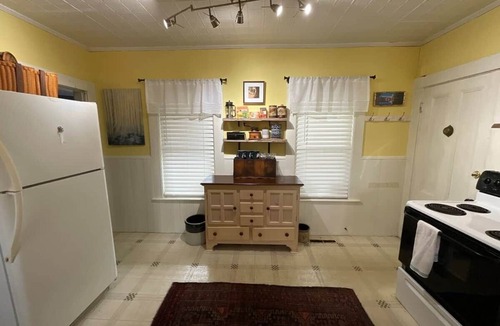 Milford Apartment | Lovely apartment with King bed, 2 twins & 2 sofas