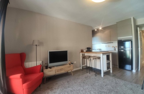 Jaca Apartment | Lovely Apartment with Pool, Squash, Gym, and Parking near Jaca Center