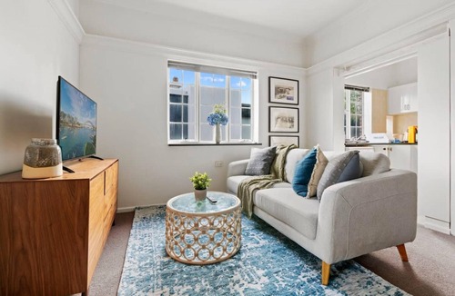 Kirribilli Apartment | Lovely Apartment with Spectacular Views!