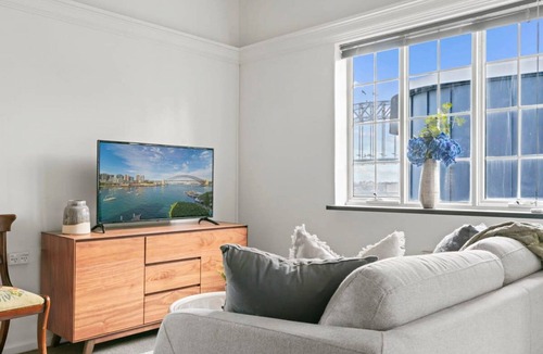 Kirribilli Apartment | Lovely Apartment with Spectacular Views!
