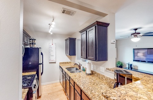 Westfield Condo | Lovely Austin condo close to downtown with streaming, W/D, central AC, & WiFi