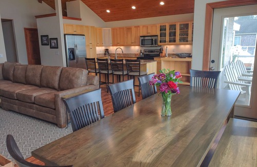 Happy Camp Hideaway House | Lovely Beachfront Home with Amazing Views!