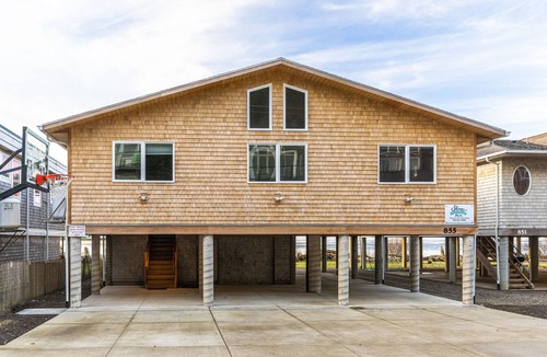 Happy Camp Hideaway House | Lovely Beachfront Home with Amazing Views!