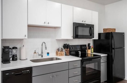 Downtown Columbus Apartment | Lovely Blue Boho 1BR Suite - Columbus!