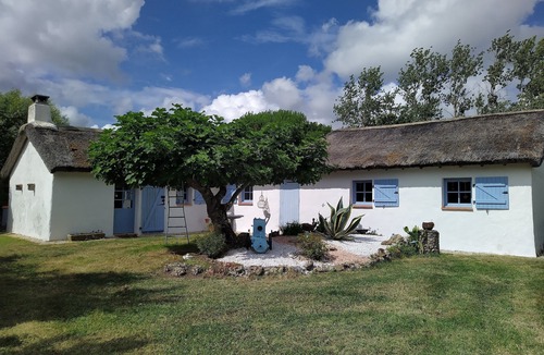 Saint-Hilaire-de-Riez House | Lovely Bourrine Vendéenne in its own green setting.