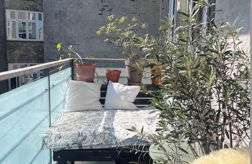 Copenhagen City Centre Apartment | Lovely bright 3-bedroom with large balcony facing green courtyard