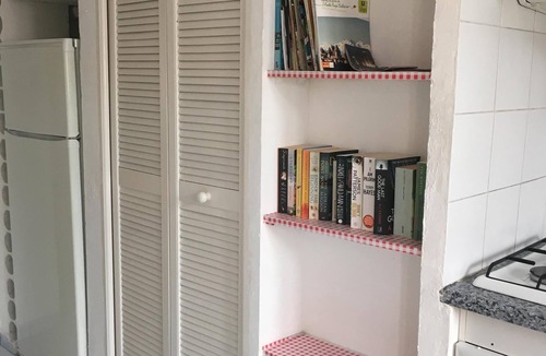 La Gare Apartment | Lovely bright airy apartment in quiet street in centre Perpignan, beach 12km