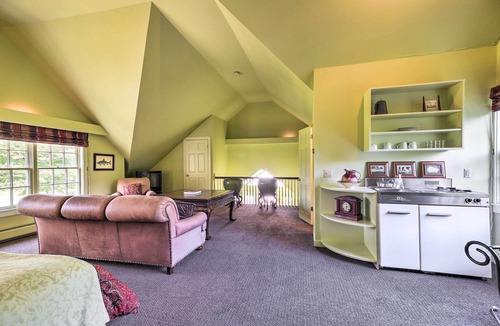 Brookfield House | Lovely Brookfield Home w/Private Deck & Views