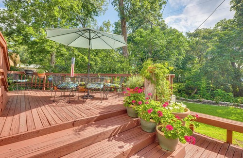 College Station Cottage | Lovely Bryan Home w/Deck - 4 Mi to Kyle Field!