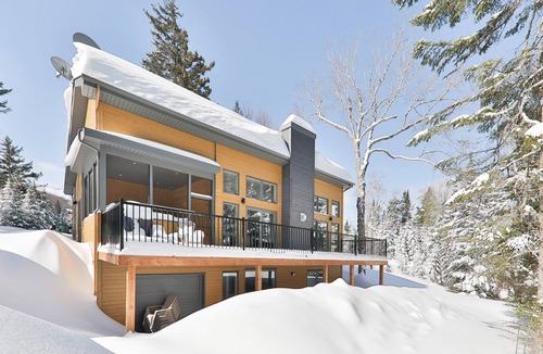 St-Adolphe-d'Howard Cottage | Lovely cottage next to a quiet lake