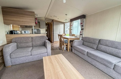 Hopton House | Lovely caravan with decking at Broadland Sands, Suffolk ref 20302BS