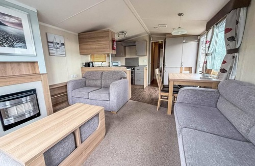 Hopton House | Lovely caravan with decking at Broadland Sands, Suffolk ref 20302BS