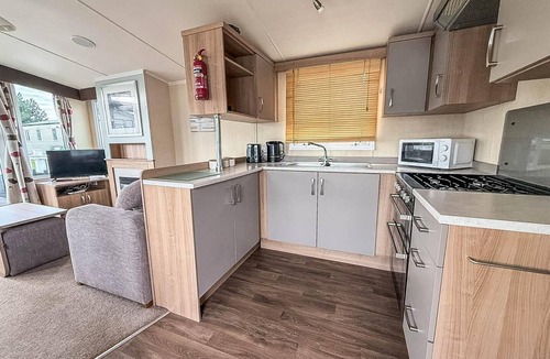 Hopton House | Lovely caravan with decking at Broadland Sands, Suffolk ref 20302BS
