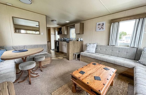 Oulton Broad House | Lovely caravan with decking and free WiFi in Lowestoft ref 12106B
