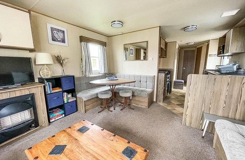 Oulton Broad House | Lovely caravan with decking and free WiFi in Lowestoft ref 12106B