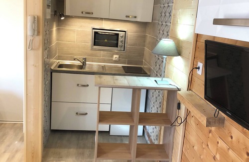 Villejuif Apartment | Lovely Chalet-style studio on ground floor with terrace overlooking garden near IGR line 14