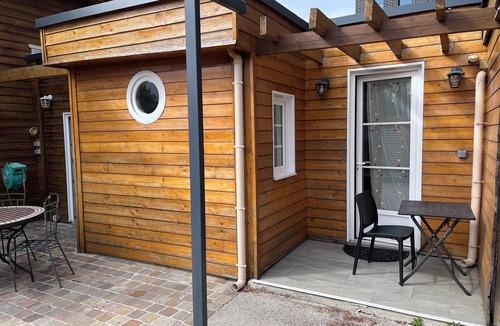 Villejuif Apartment | Lovely Chalet-style studio on ground floor with terrace overlooking garden near IGR line 14