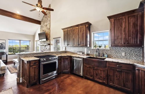 Palo Pinto County House | Lovely Chateau- near Hells Gate with pool/hot tub/grilling area and game room