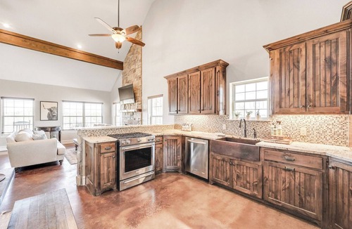 Palo Pinto County House | Lovely Chateau - Sparkling Pool - at Hells Gate
