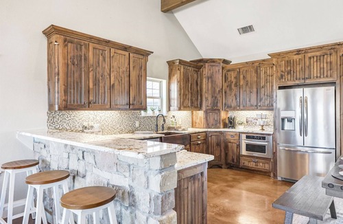 Palo Pinto County House | Lovely Chateau - Sparkling Pool - at Hells Gate