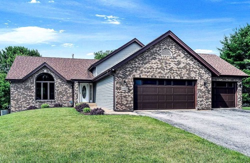 Loves Park House | Lovely Child-friendly 6-bedroom Home w/Jacuzzi Tub