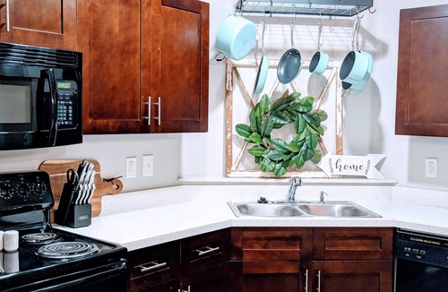 Johns Island Apartment | Lovely Coastal 2 Bedroom Gem with Pool