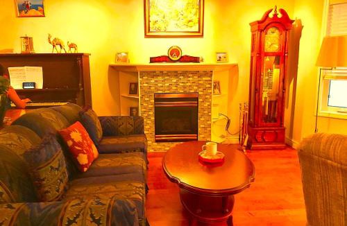 Killarney House | Lovely comfy home private bath in central Calgary