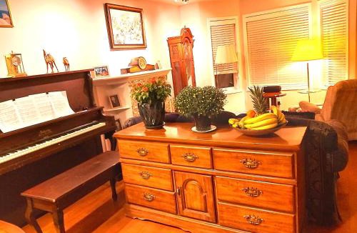 Killarney House | Lovely comfy home private bath in central Calgary