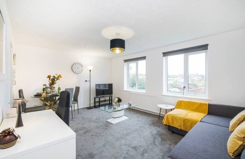 Aveley Apartment | Lovely, Compact 2 bed Apartment with Parking