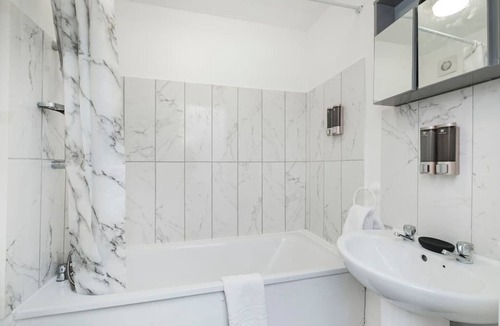 Aveley Apartment | Lovely, Compact 2 bed Apartment with Parking