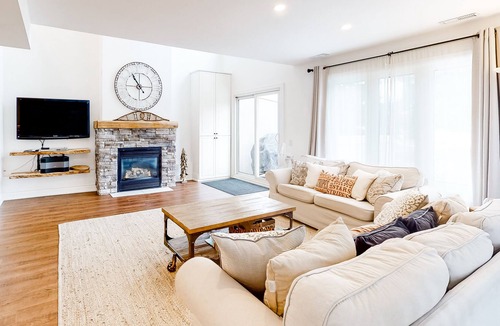 The Blue Mountains Condo | Lovely condo overlooking golf course w/seasonal pool & near Monterra Golf Course