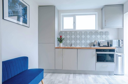 Woodford Halse Apartment | Lovely Cosy Studio with Garden and Parking