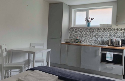 Woodford Halse Apartment | Lovely Cosy Studio with Garden and Parking