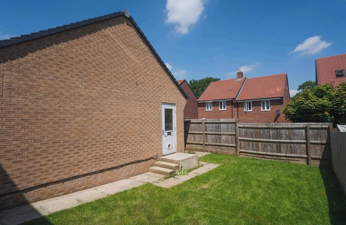 Woodford Halse Apartment | Lovely Cosy Studio with Garden and Parking