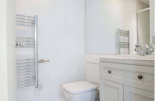 Woodford Halse Apartment | Lovely Cosy Studio with Garden and Parking