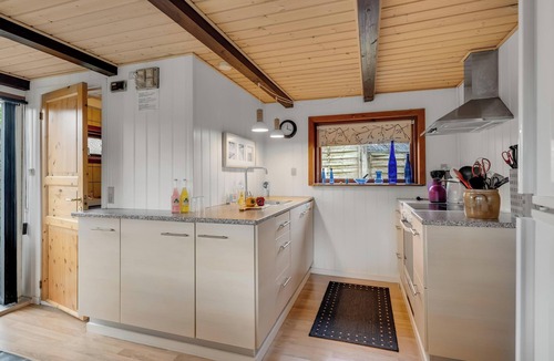 Vesløs House | Lovely cottage with wood-burning stove and water view