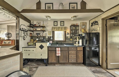 St. Charles Apartment | Lovely Couples Escape on Mississippi River!