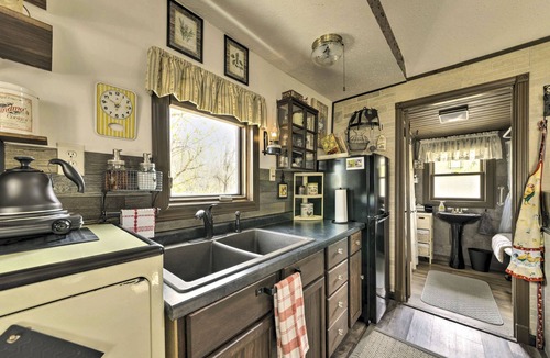 St. Charles Apartment | Lovely Couples Escape on Mississippi River!