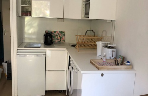 Sete Apartment | Lovely, cozy studio with garden terrace and parking.