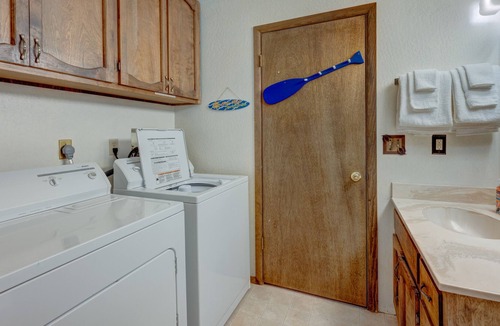 Kingswood Estates House | Lovely dog-friendly home near the lake with fireplace, balcony, & washer/dryer