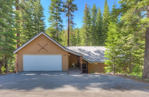 Kingswood Estates House | Lovely dog-friendly home near the lake with fireplace, balcony, & washer/dryer