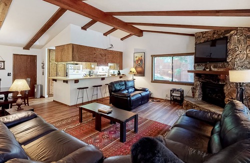 Kingswood Estates House | Lovely dog-friendly home near the lake with fireplace, balcony, & washer/dryer