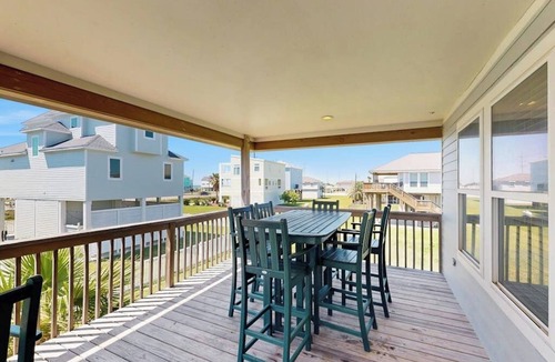 Terramar Beach House | Lovely dog-friendly villa with great beach views & deck